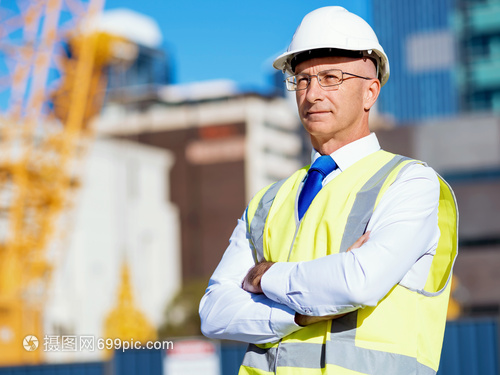 筑夢藍圖下的守護者——記建筑工地上的工程師與建設(shè)者